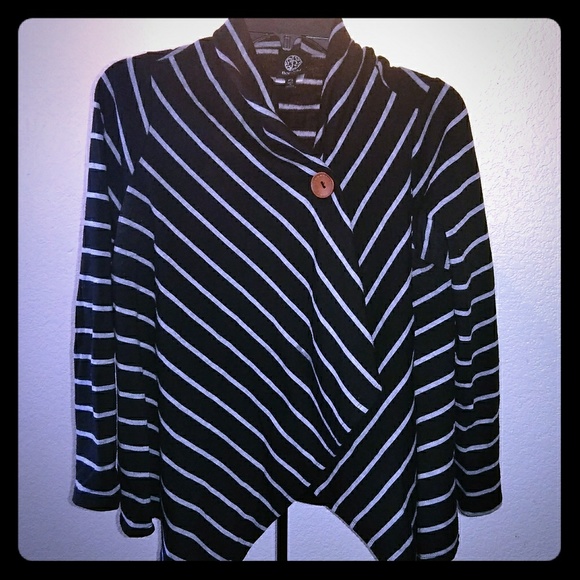 A short stylish cape - Picture 1 of 1